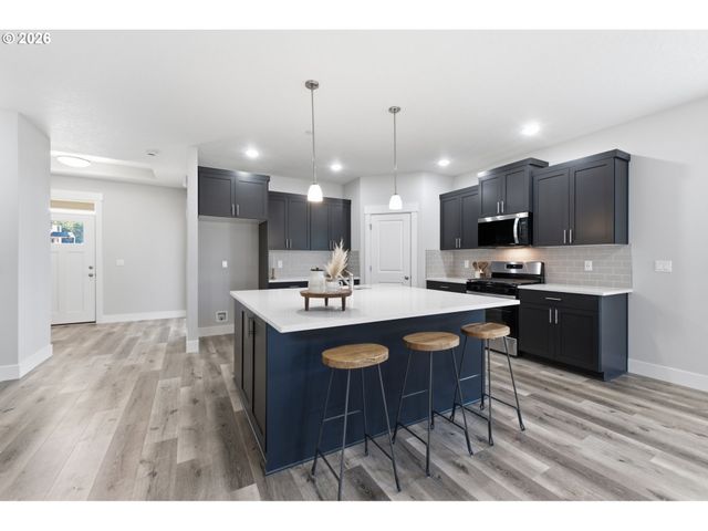781 RILEY Dr, Silverton, OR 97381