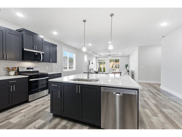781 RILEY Dr, Silverton, OR 97381