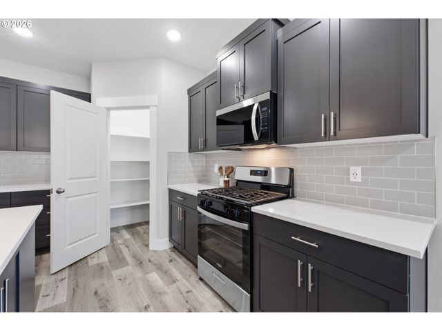 781 RILEY Dr, Silverton, OR 97381