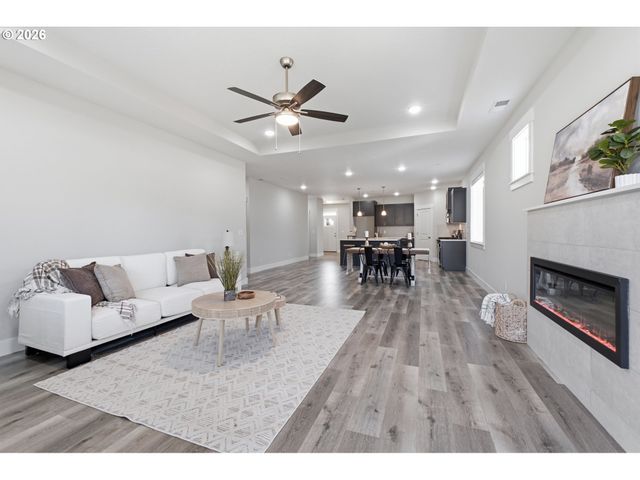 781 RILEY Dr, Silverton, OR 97381