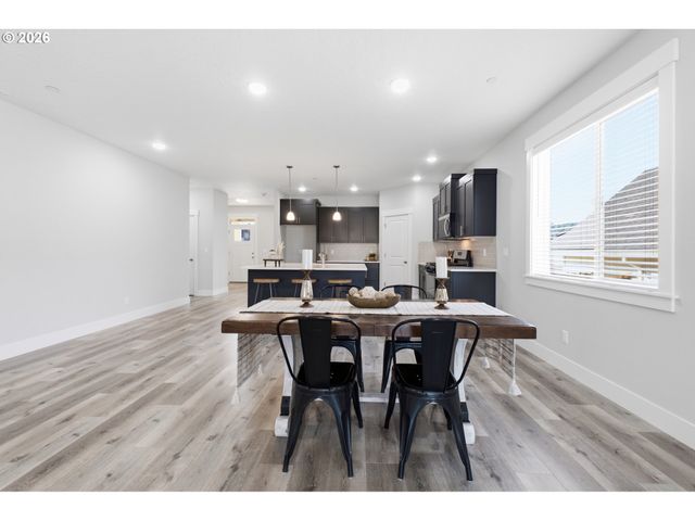 781 RILEY Dr, Silverton, OR 97381