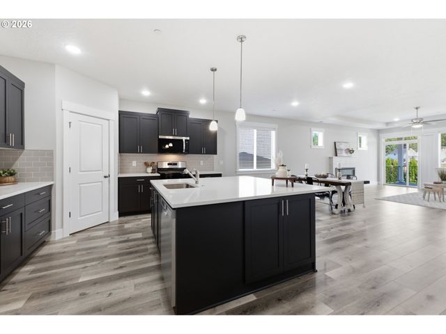 781 RILEY Dr, Silverton, OR 97381