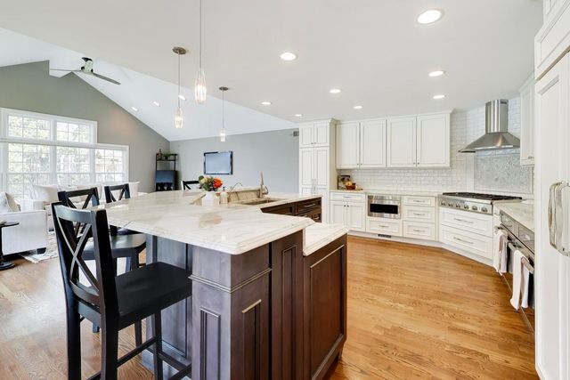 1212 W Clarendon Road, Arlington Heights, IL 60004