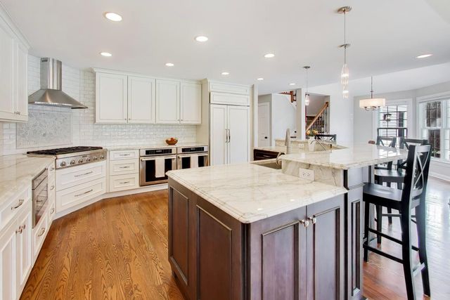 1212 W Clarendon Road, Arlington Heights, IL 60004