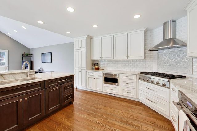 1212 W Clarendon Road, Arlington Heights, IL 60004