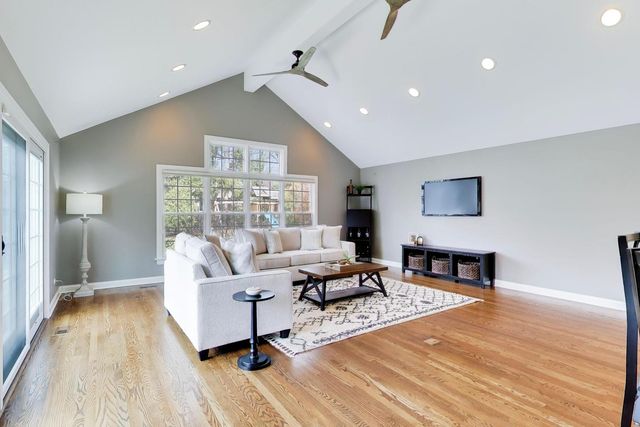 1212 W Clarendon Road, Arlington Heights, IL 60004