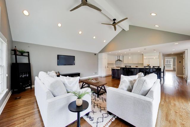1212 W Clarendon Road, Arlington Heights, IL 60004