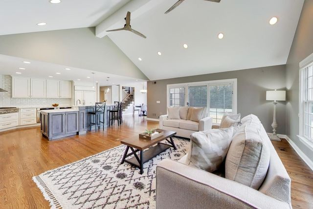 1212 W Clarendon Road, Arlington Heights, IL 60004