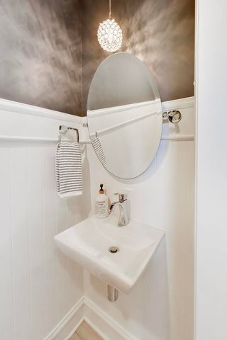 1212 W Clarendon Road, Arlington Heights, IL 60004
