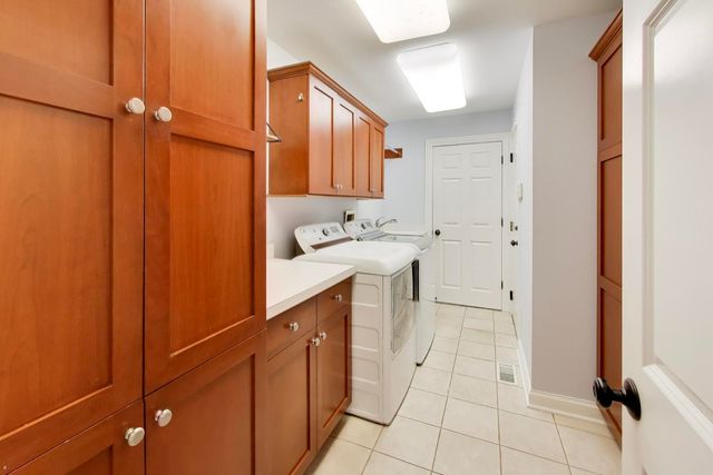 1212 W Clarendon Road, Arlington Heights, IL 60004