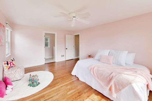 1212 W Clarendon Road, Arlington Heights, IL 60004