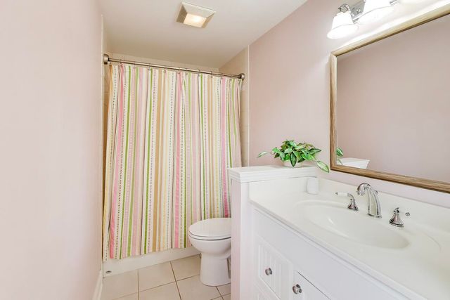 1212 W Clarendon Road, Arlington Heights, IL 60004
