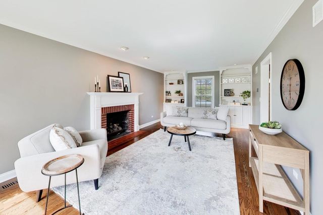 1212 W Clarendon Road, Arlington Heights, IL 60004