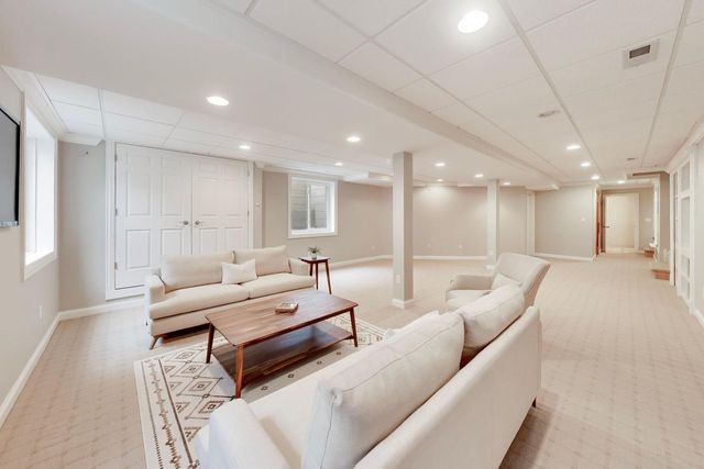 1212 W Clarendon Road, Arlington Heights, IL 60004