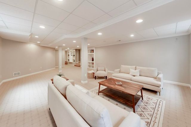 1212 W Clarendon Road, Arlington Heights, IL 60004