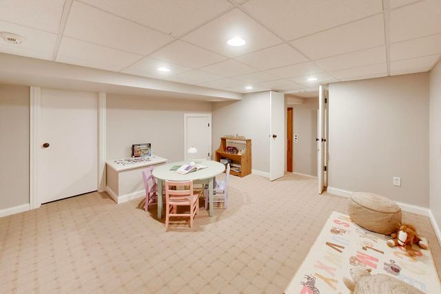 1212 W Clarendon Road, Arlington Heights, IL 60004