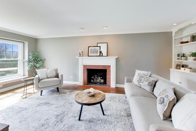 1212 W Clarendon Road, Arlington Heights, IL 60004