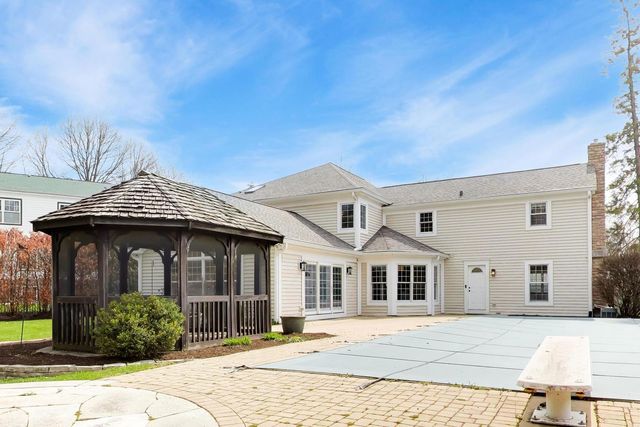 1212 W Clarendon Road, Arlington Heights, IL 60004