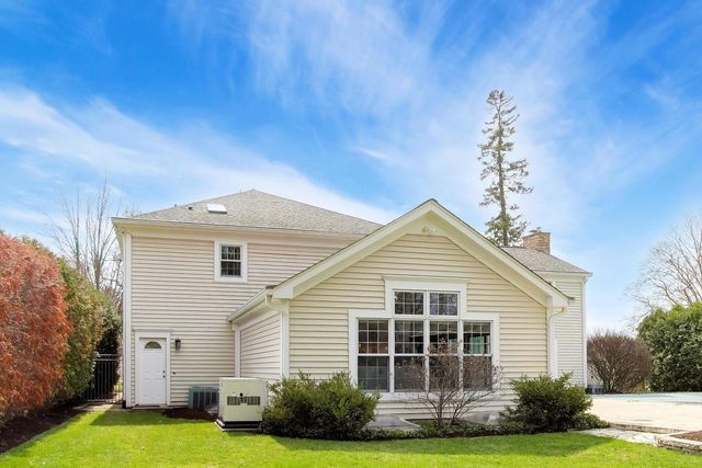 1212 W Clarendon Road, Arlington Heights, IL 60004