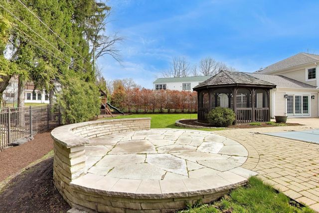 1212 W Clarendon Road, Arlington Heights, IL 60004