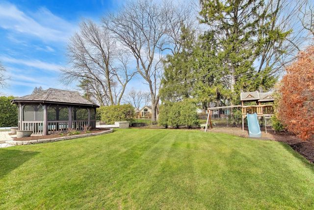 1212 W Clarendon Road, Arlington Heights, IL 60004