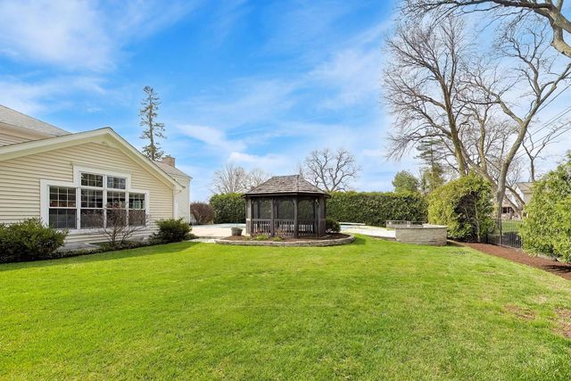 1212 W Clarendon Road, Arlington Heights, IL 60004
