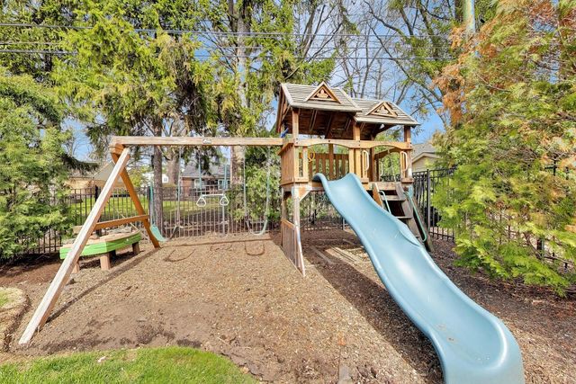 1212 W Clarendon Road, Arlington Heights, IL 60004