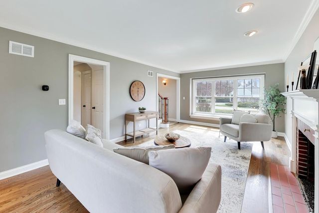 1212 W Clarendon Road, Arlington Heights, IL 60004