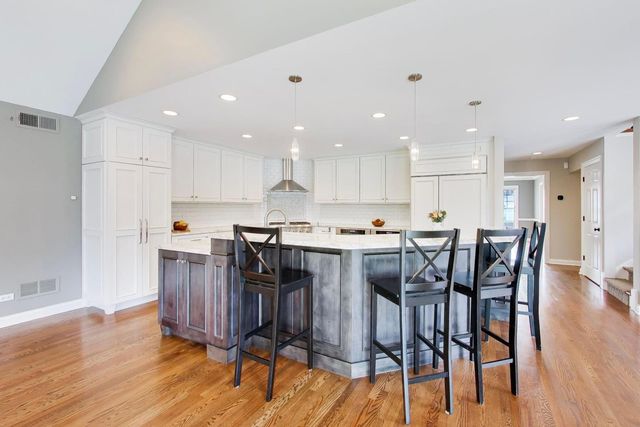 1212 W Clarendon Road, Arlington Heights, IL 60004
