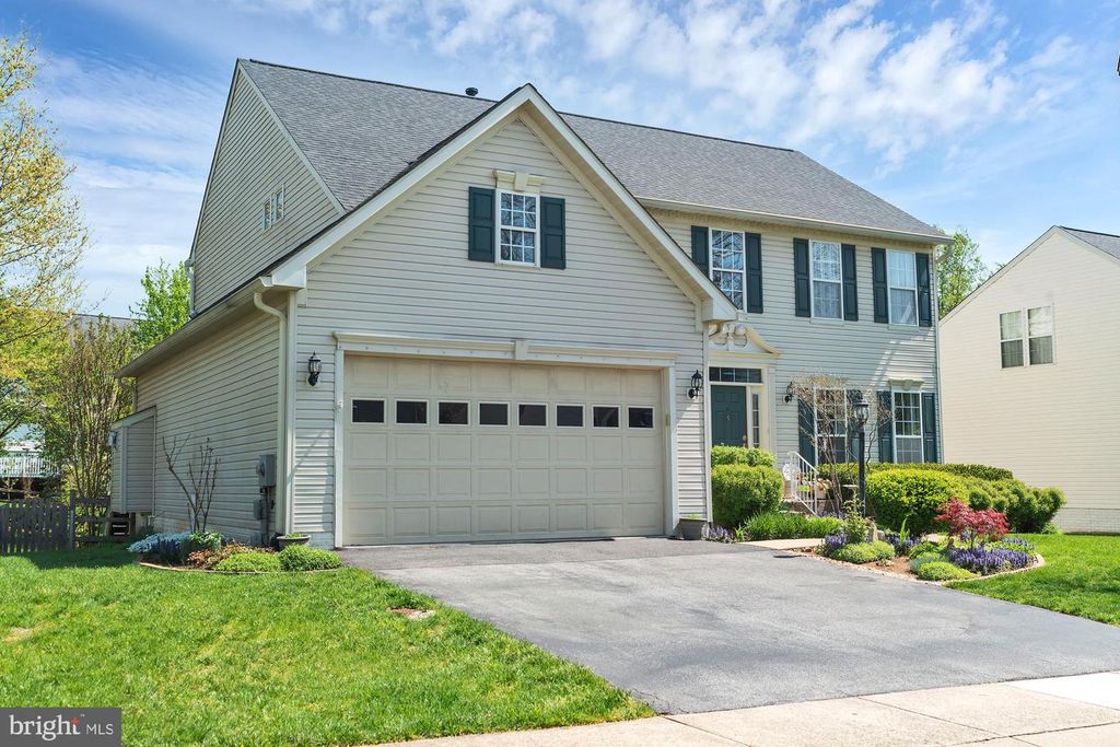 Image 3 of property listing at 1810 BEECH CT, Frederick, MD 21701