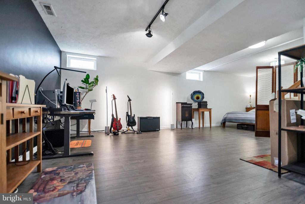 Image 77 of property listing at 1810 BEECH CT, Frederick, MD 21701