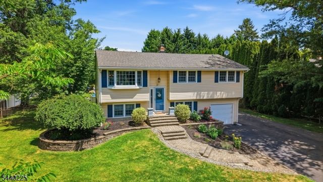 11 Hillside Dr, Clinton Town, NJ 08809