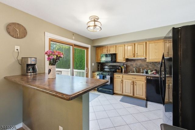 11 Hillside Dr, Clinton Town, NJ 08809