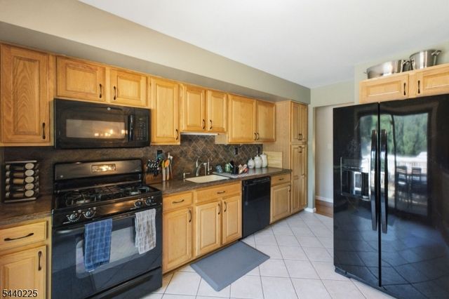 11 Hillside Dr, Clinton Town, NJ 08809