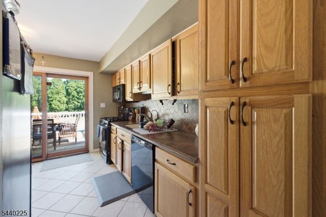 11 Hillside Dr, Clinton Town, NJ 08809