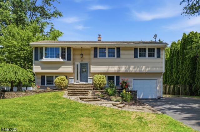 11 Hillside Dr, Clinton Town, NJ 08809