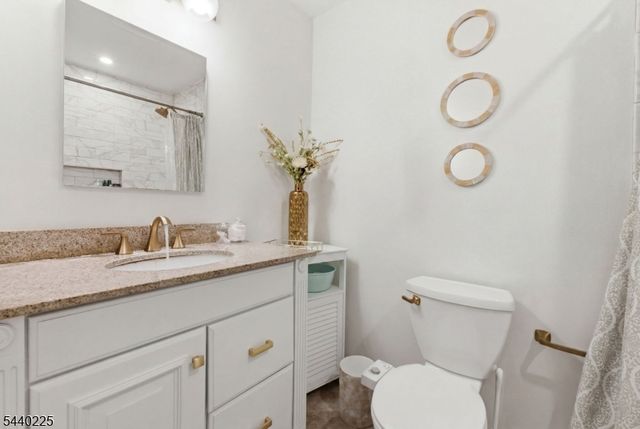 11 Hillside Dr, Clinton Town, NJ 08809