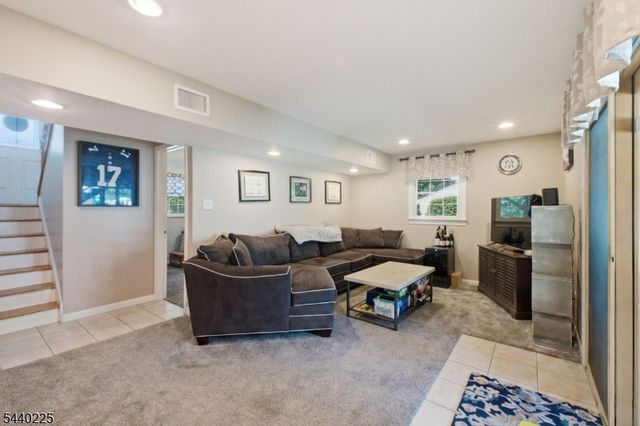 11 Hillside Dr, Clinton Town, NJ 08809
