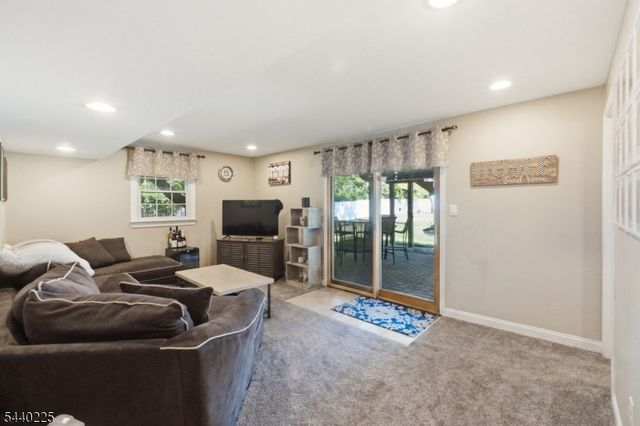 11 Hillside Dr, Clinton Town, NJ 08809