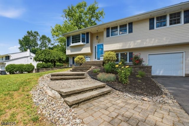 11 Hillside Dr, Clinton Town, NJ 08809