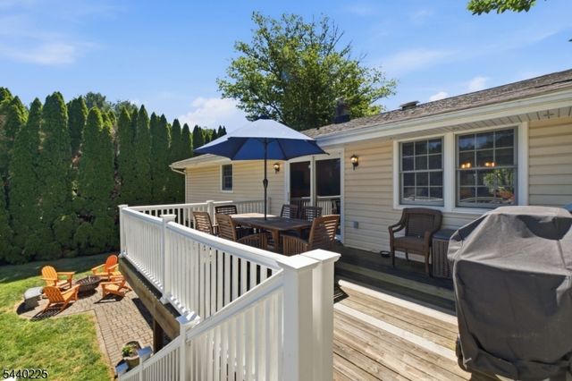 11 Hillside Dr, Clinton Town, NJ 08809