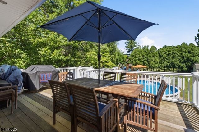 11 Hillside Dr, Clinton Town, NJ 08809