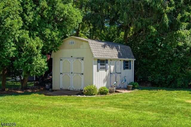 11 Hillside Dr, Clinton Town, NJ 08809