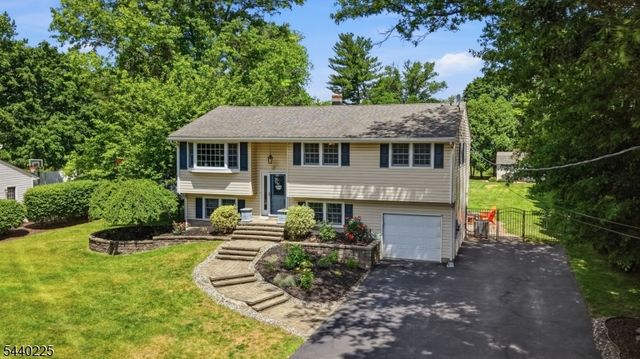 11 Hillside Dr, Clinton Town, NJ 08809