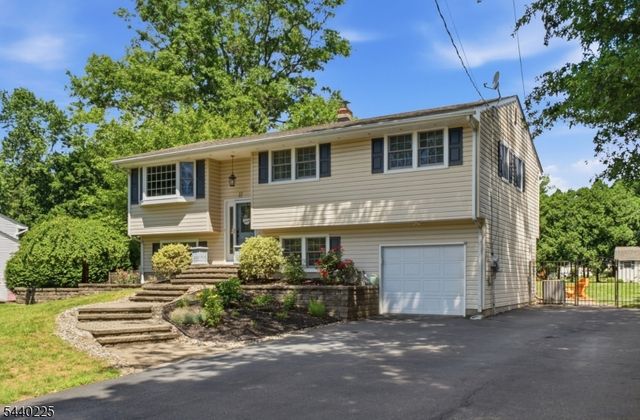 11 Hillside Dr, Clinton Town, NJ 08809