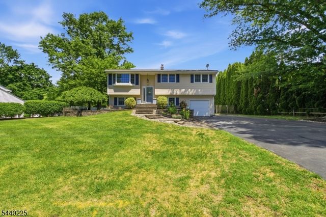 11 Hillside Dr, Clinton Town, NJ 08809