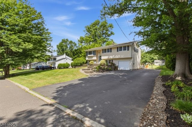 11 Hillside Dr, Clinton Town, NJ 08809