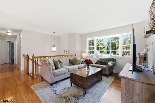 11 Hillside Dr, Clinton Town, NJ 08809