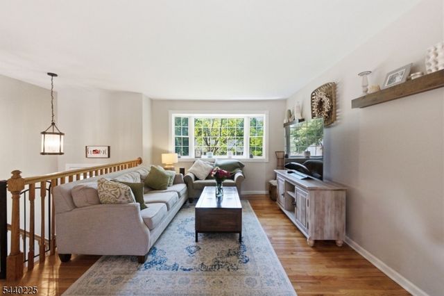 11 Hillside Dr, Clinton Town, NJ 08809