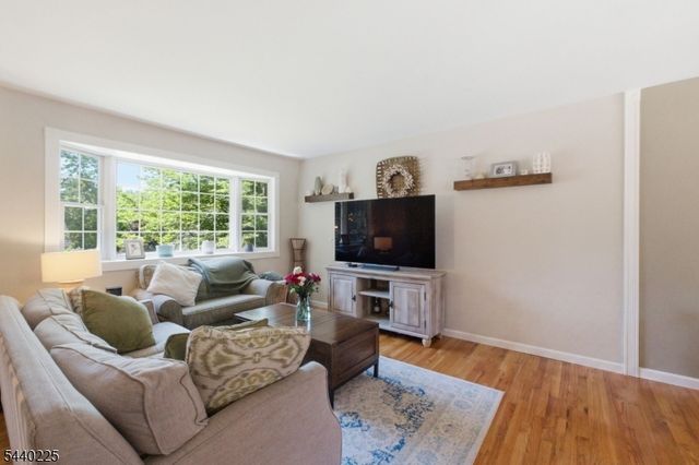 11 Hillside Dr, Clinton Town, NJ 08809